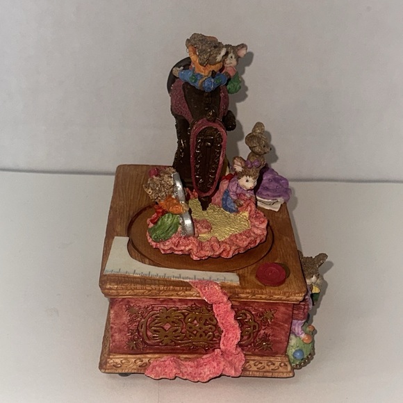 Vintage Music Box Sewing Machine Animated Mice Plays "Tea For Two" Song Motion - Picture 4 of 7